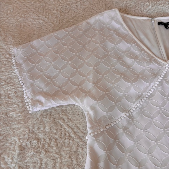 St. John Cream White Geometric Short Sleeve V-Neck Tunic Blouse - Sz Small EUC - Picture 5 of 13